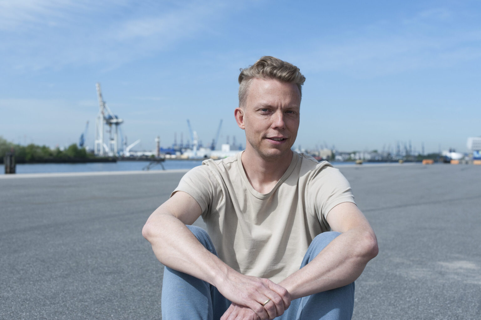 Porträt von Jan Wolk am Hamburger Hafen mit direktem Blick in die Kamera.